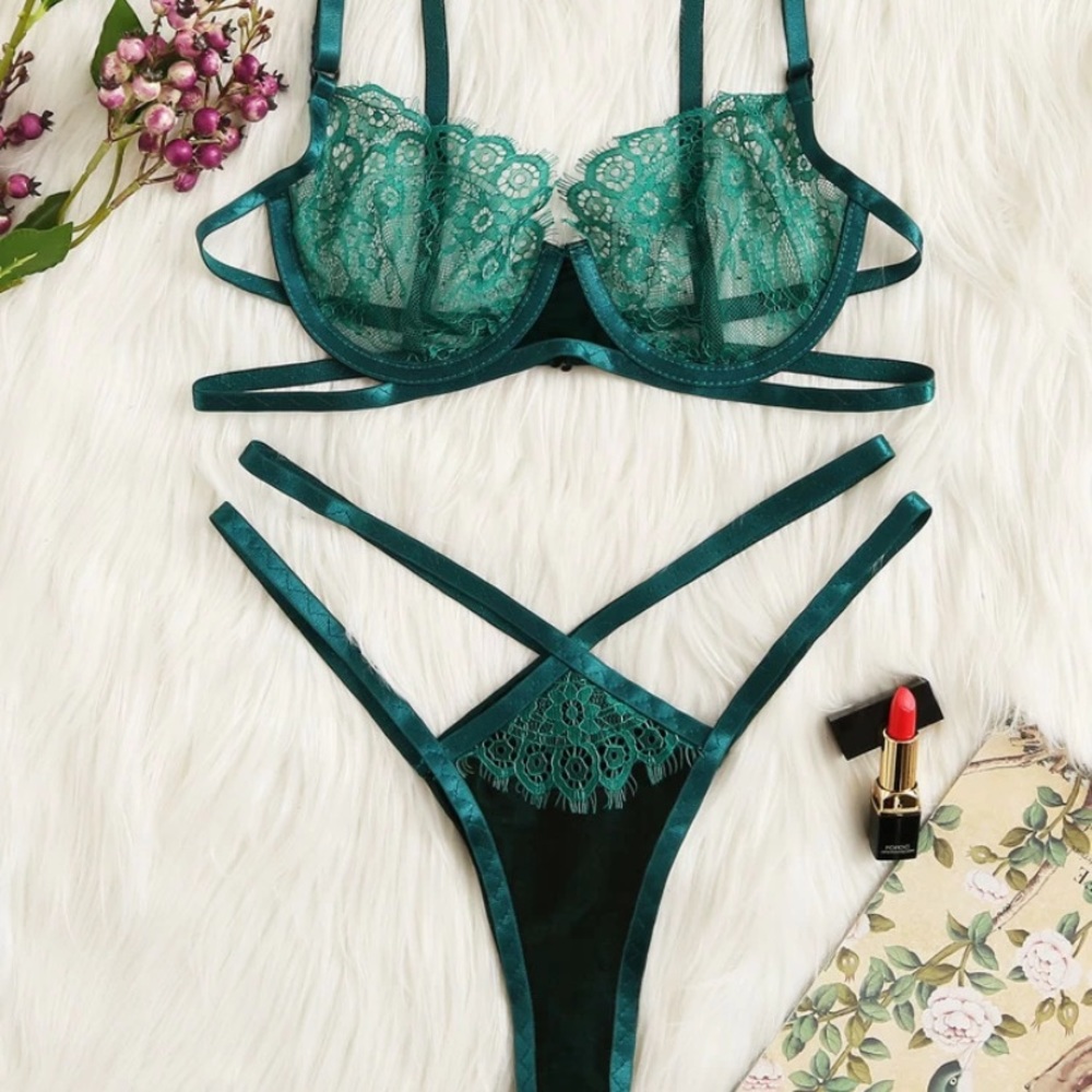 Green lace and velvet bra and panty lingerie set